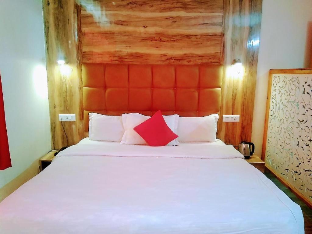 Holiday Hill Mountain View With Balcony ماكليود غانج المظهر الخارجي الصورة